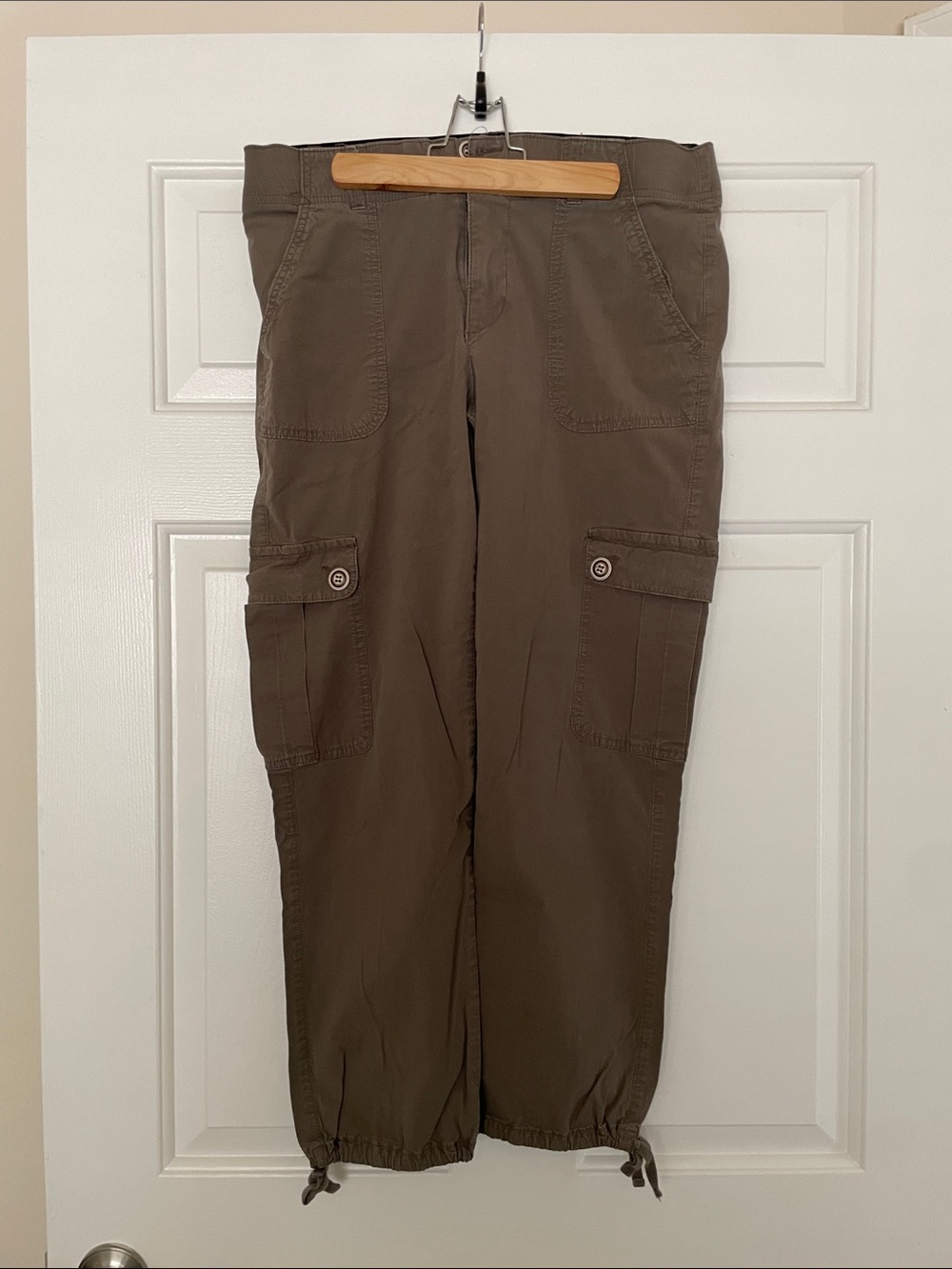 Women's Cargo Ankle Pants in Olive